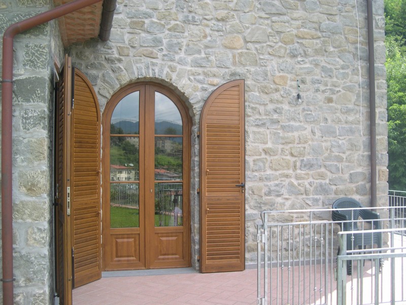 Persiane orientabili e porta in PVC color castagno